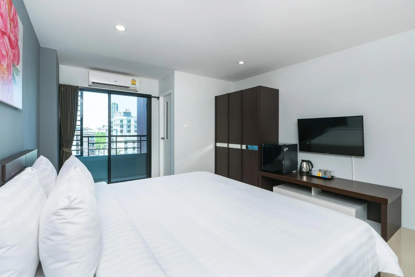 De Botan Srinakarin Hotel & Residence