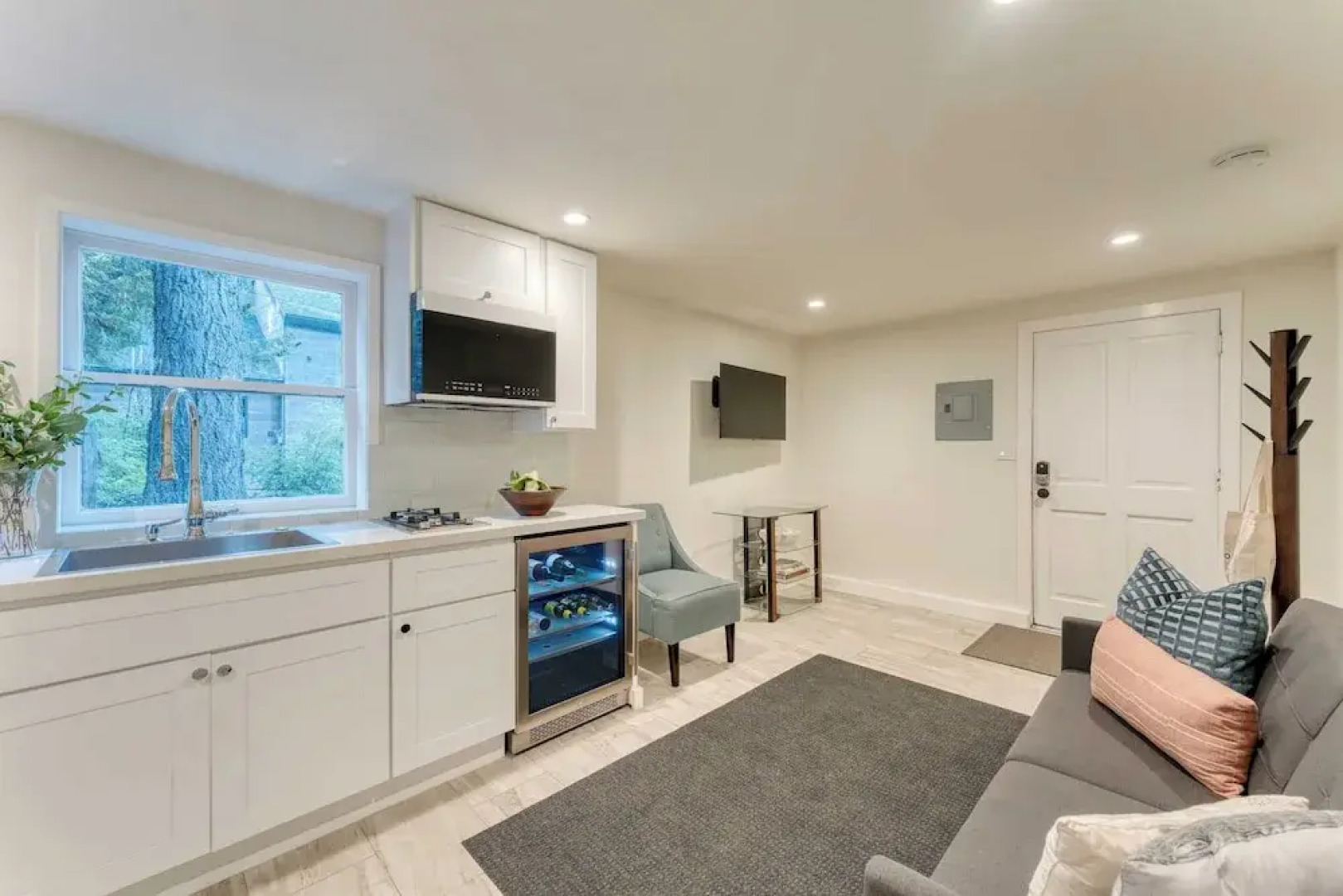 West Shore Lake House by Avantstay Ski Cabin w/ Backyard Sledding Hill!