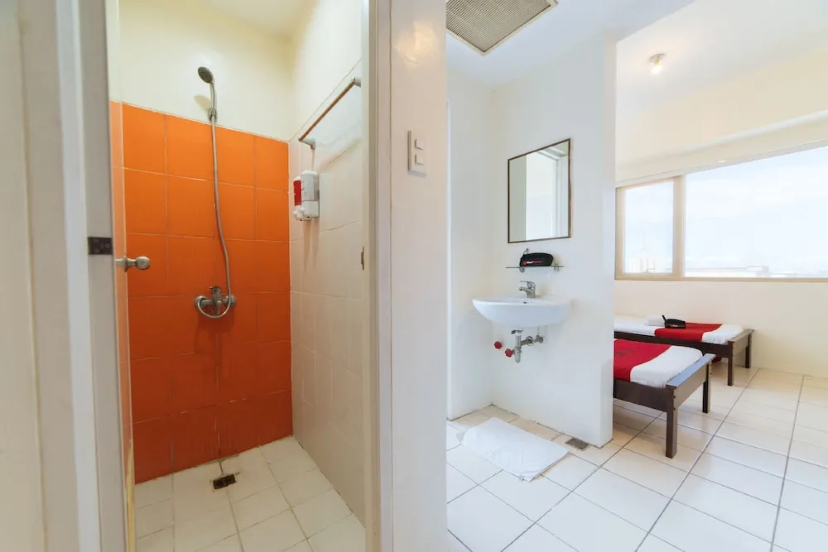 ZEN Rooms Golden Panda QC