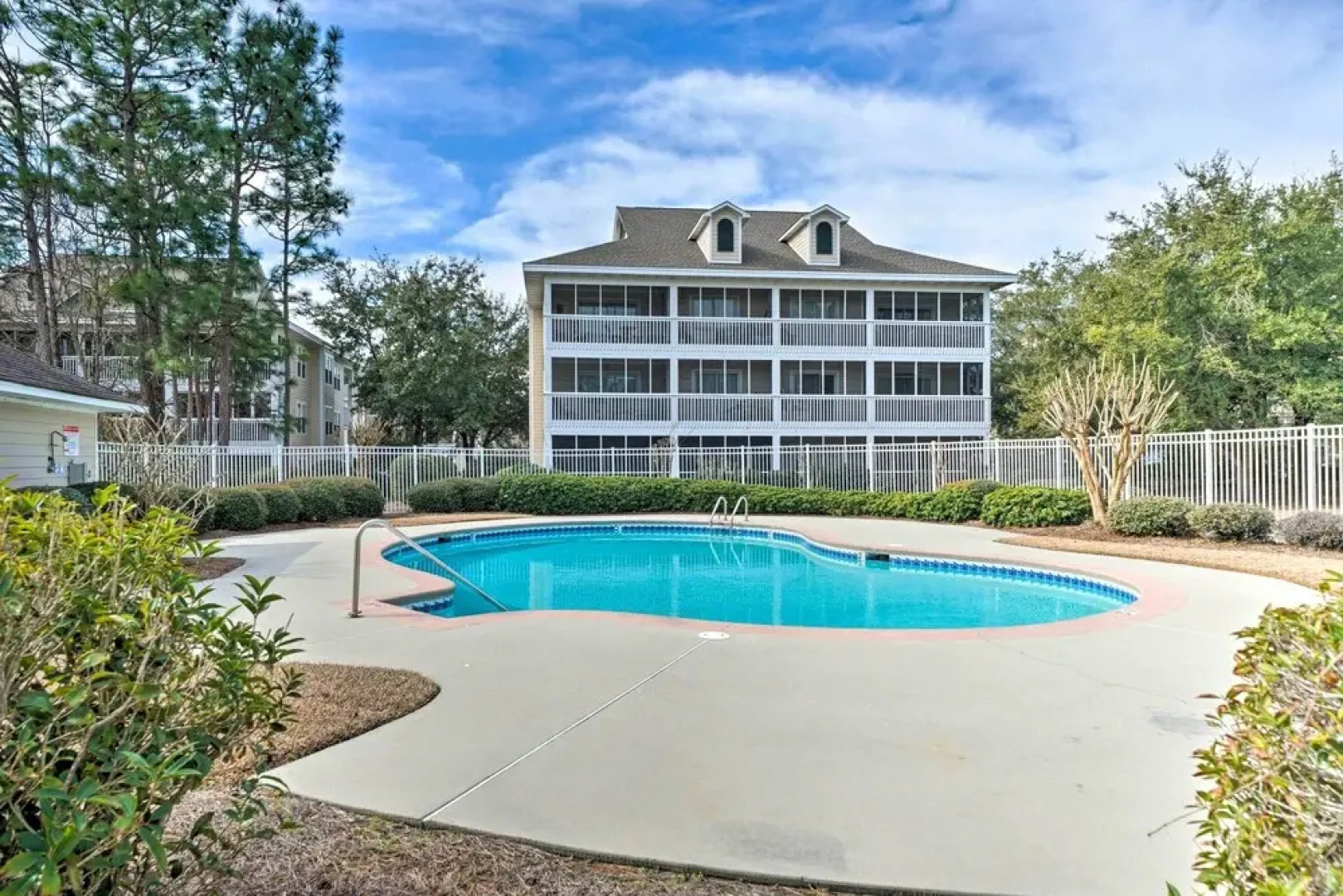 Marina & Pool: Roomy Golf-view Home in Southport