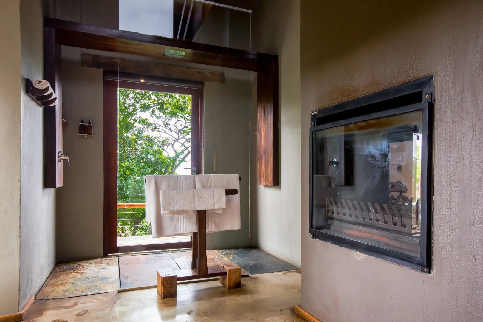 Rhino Ridge Safari Lodge