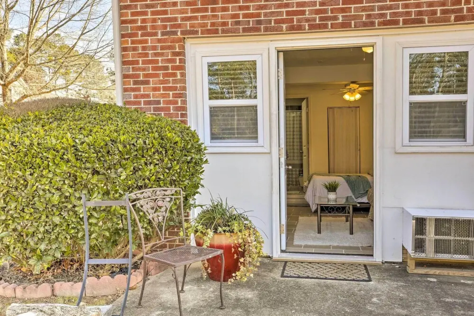 Updated Lithonia Cottage ~ 7 Mi to Stone Mtn!