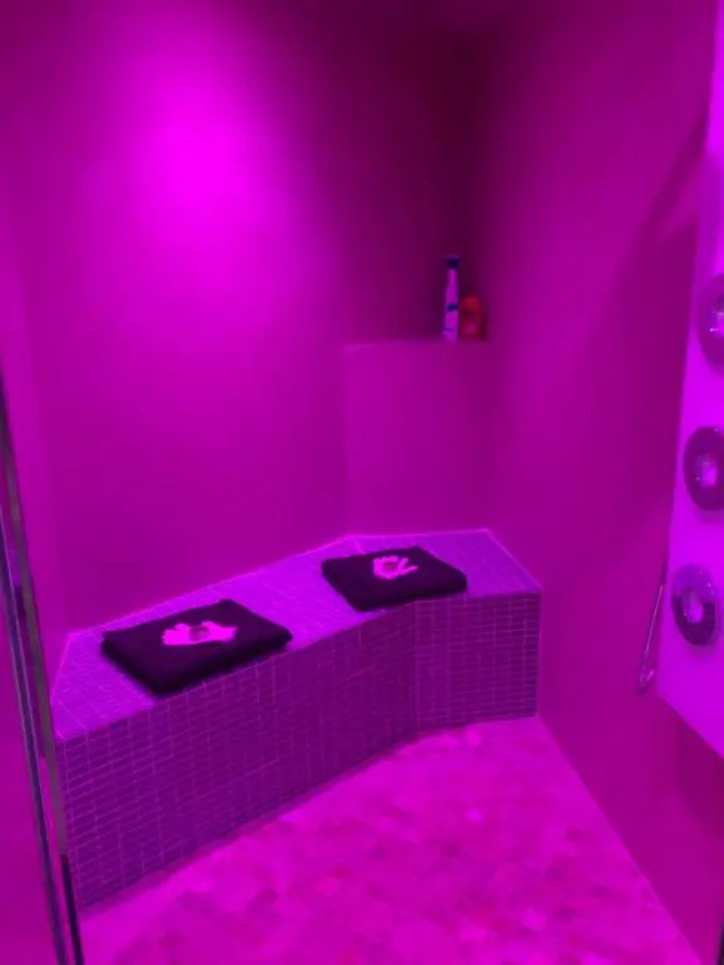 Appartement Love room avec jacuzzi et hammam privatisé Lieu insolite en amoureux Spa détente assurée avec de doux massages