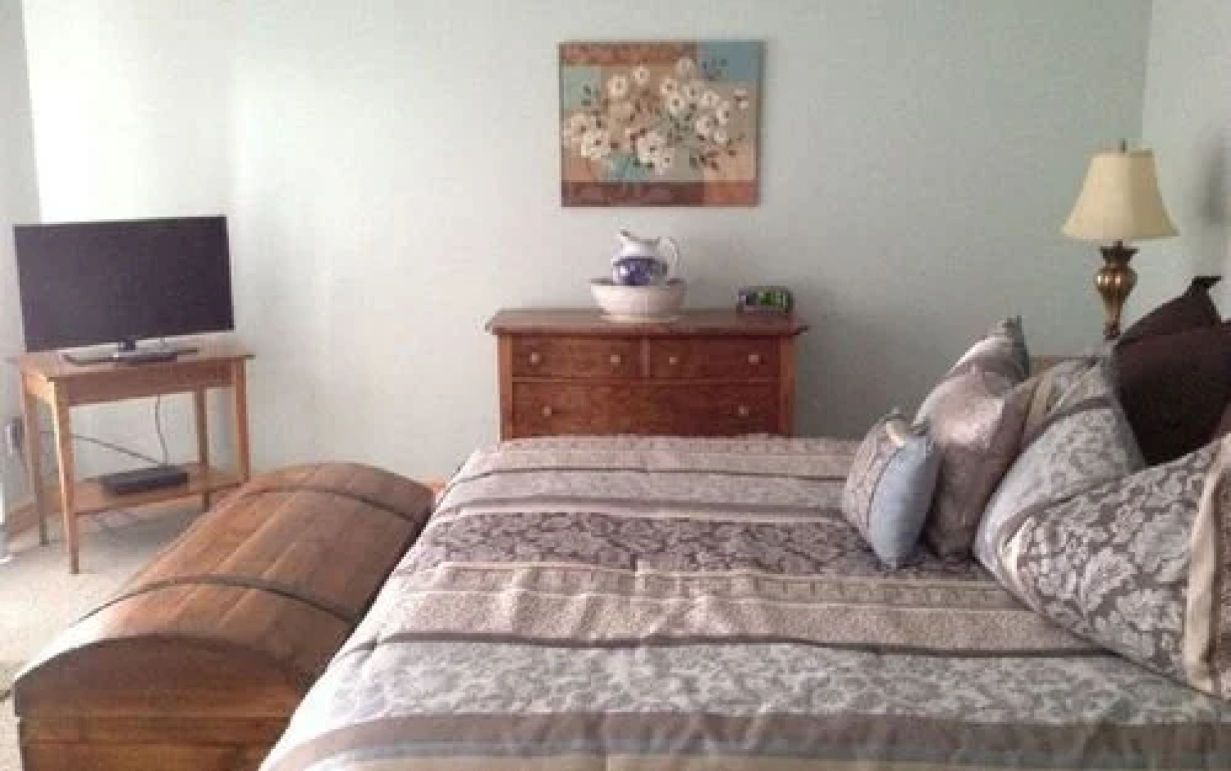 Waterfront Lakeview Ave Tahoe Condo Rental by RedAwning