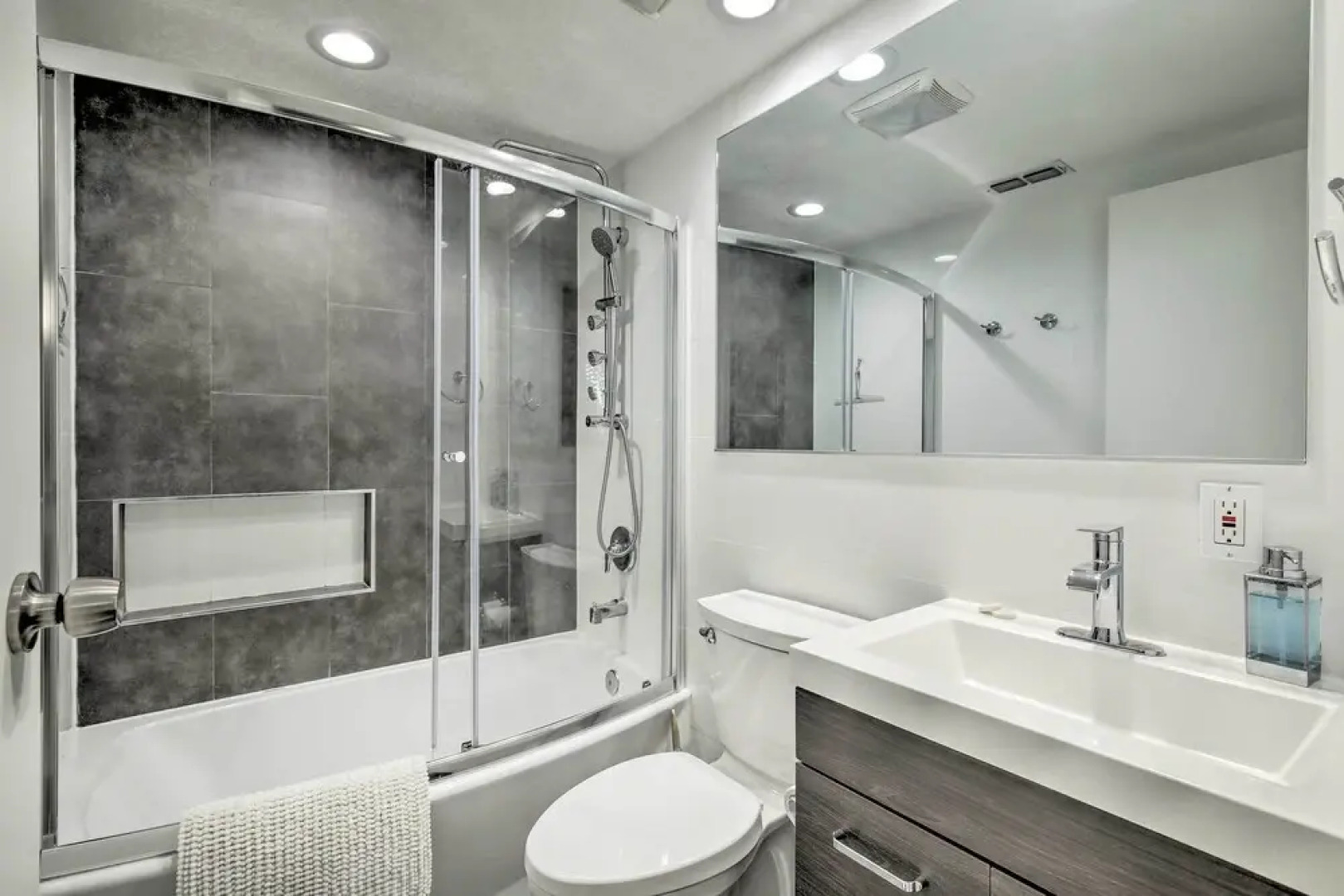 14 Mi to Dwtn Tampa Bay: Brandon Home w/ Fire Pit!