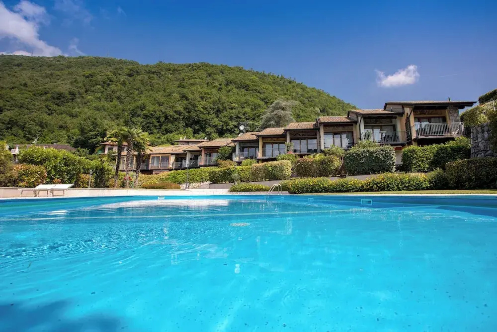 Blue Flat With Shared Pool and Private Garden Near Salò