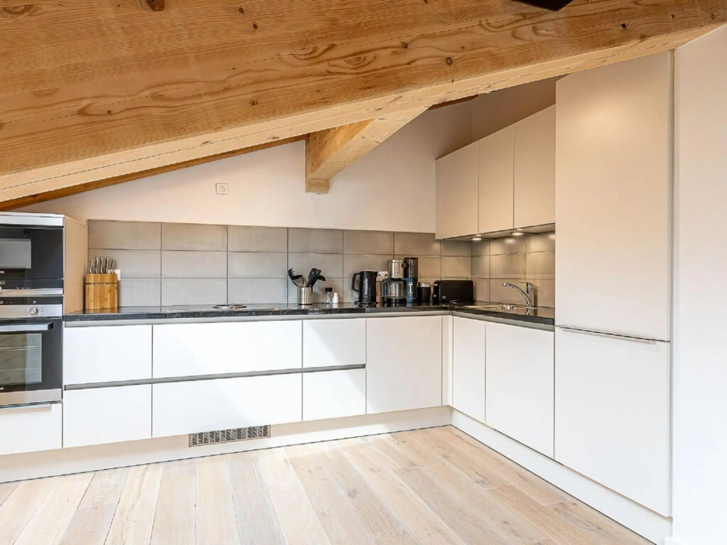 Penthouse with spacious balcony, ski lift 1.5 km away.