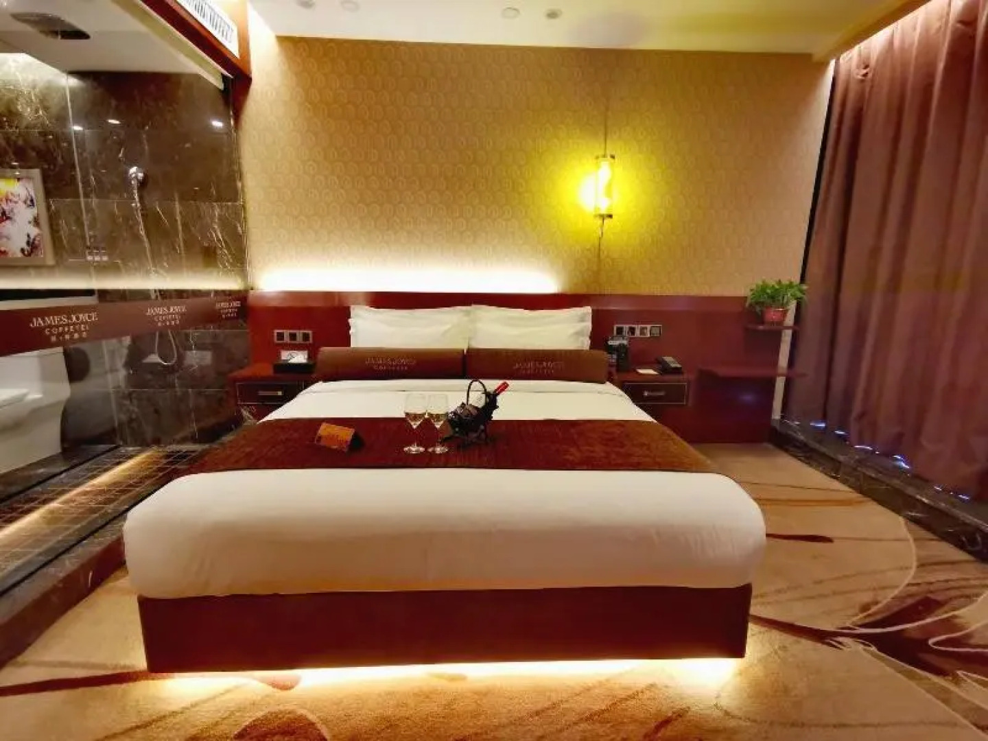 James Joyce Coffetel Golmud Huaxing Plaza Branch