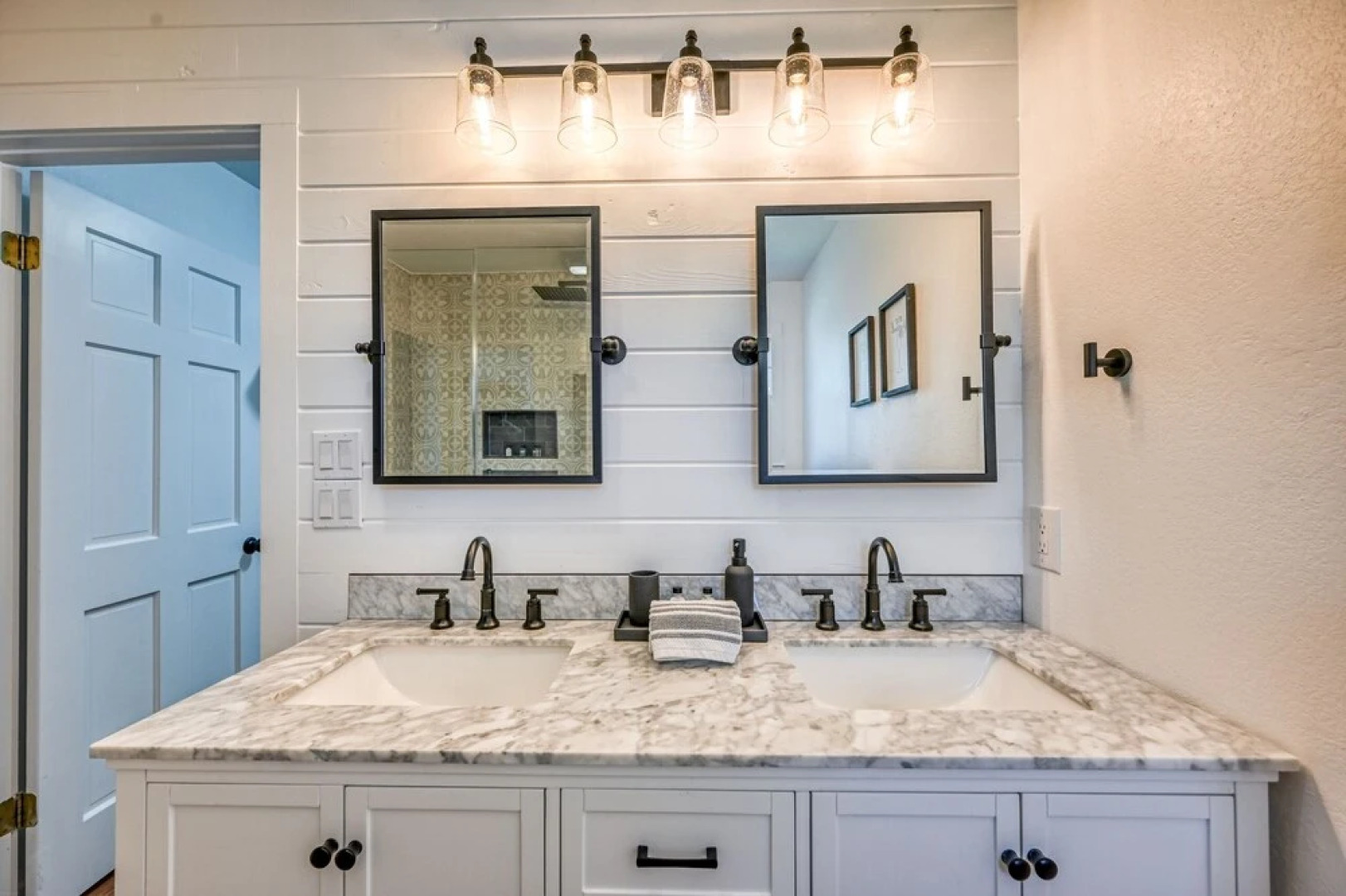 Wow! Exceptional House With Inviting Fire Pit!