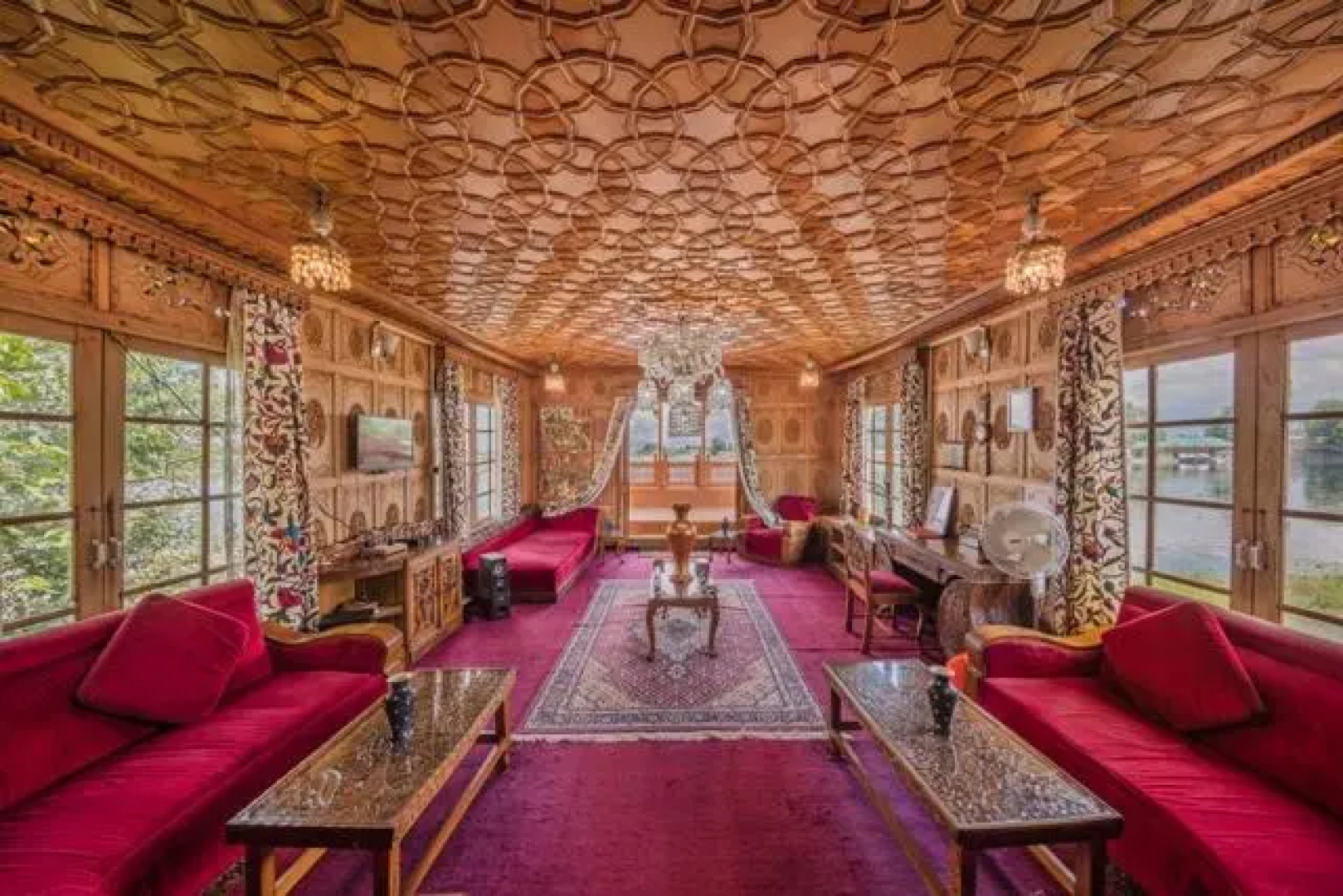 Floating Heaven Group of Houseboats