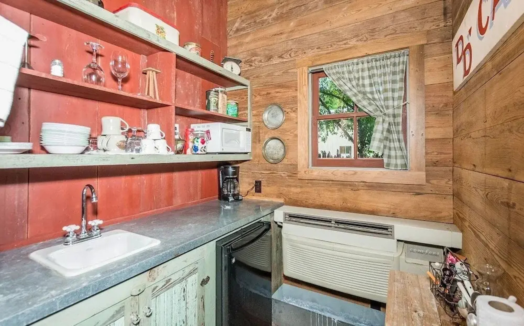 Ada's Whole House 3 Bedroom Apts by RedAwning