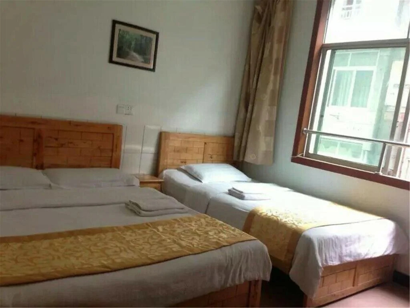 Lezhi Xinglong Hotel