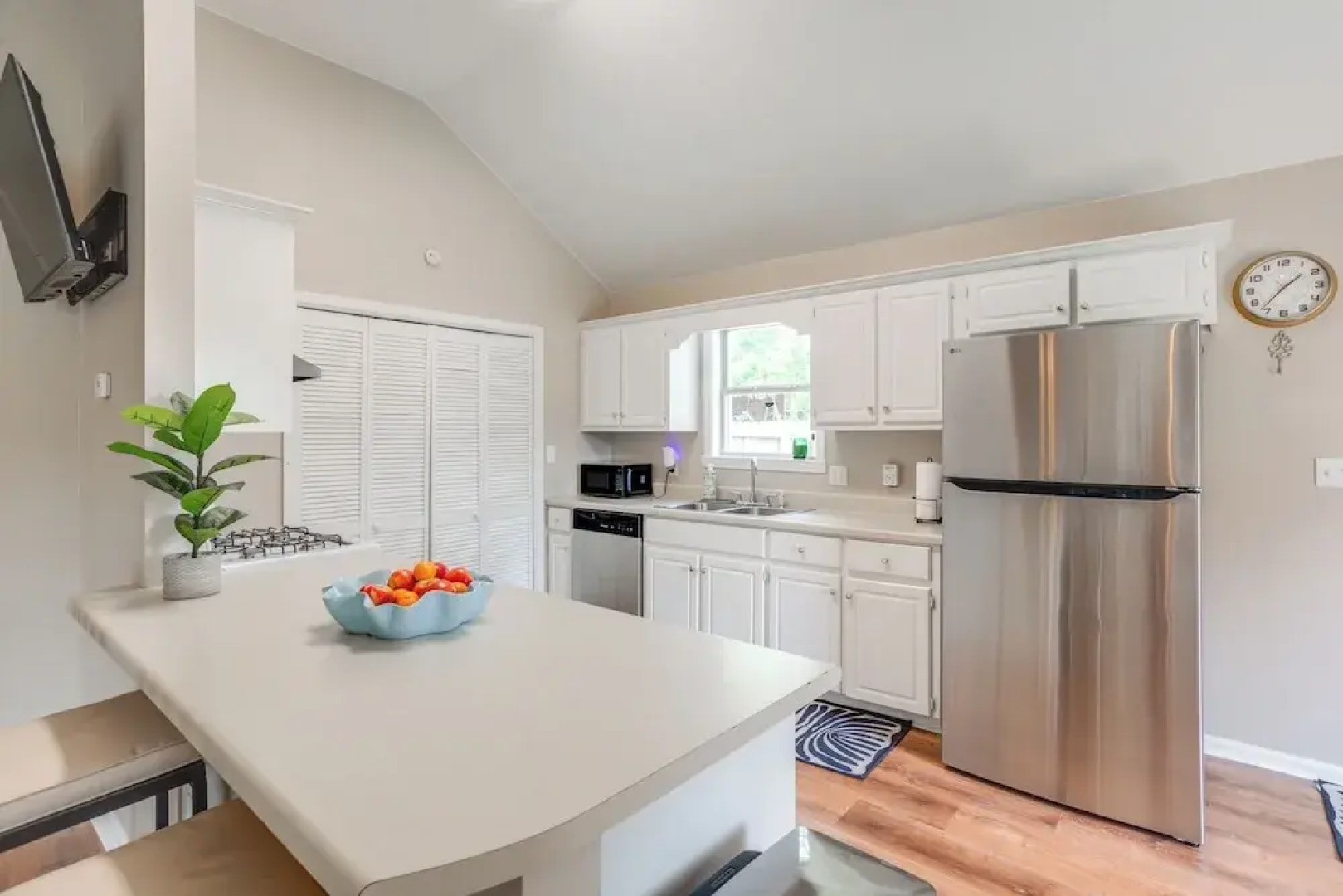 1 Mi to Ole Miss: Pet-friendly Retreat w/ Yard