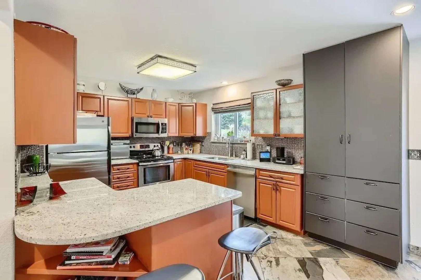 2 Bedroom PLATINUM Vacation Paradise! Hot Tub,Kick back in Style! 2 Home by RedAwning