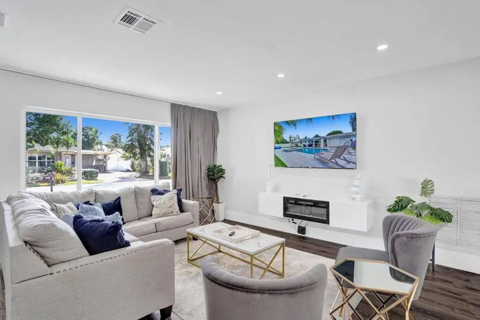 Stunning 4 Bedrm New Pool+Jacuzzi 1 Mile to Beach