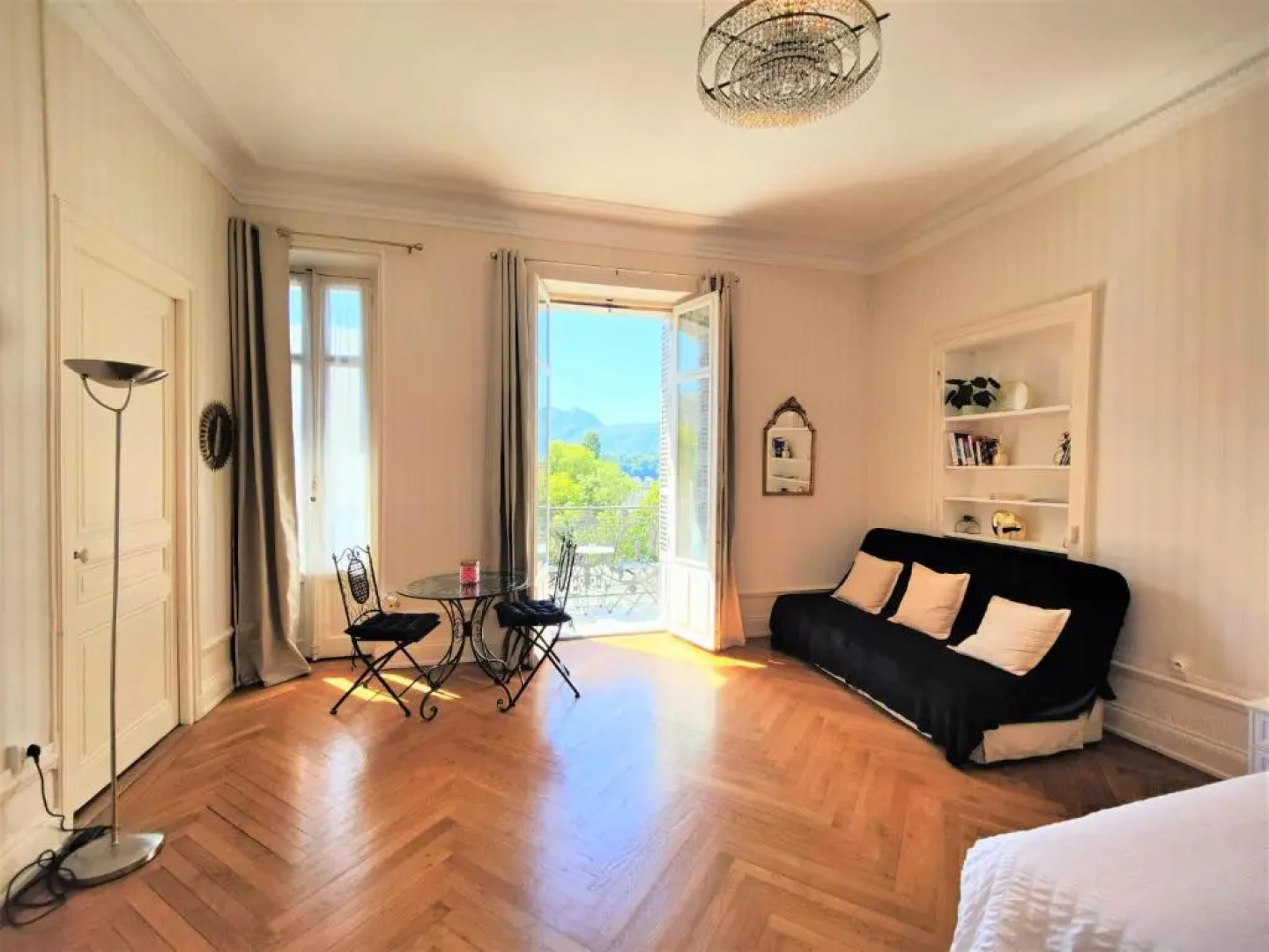 Grand studio 38m2 dans ancien palace avec piscine et place de parking privée