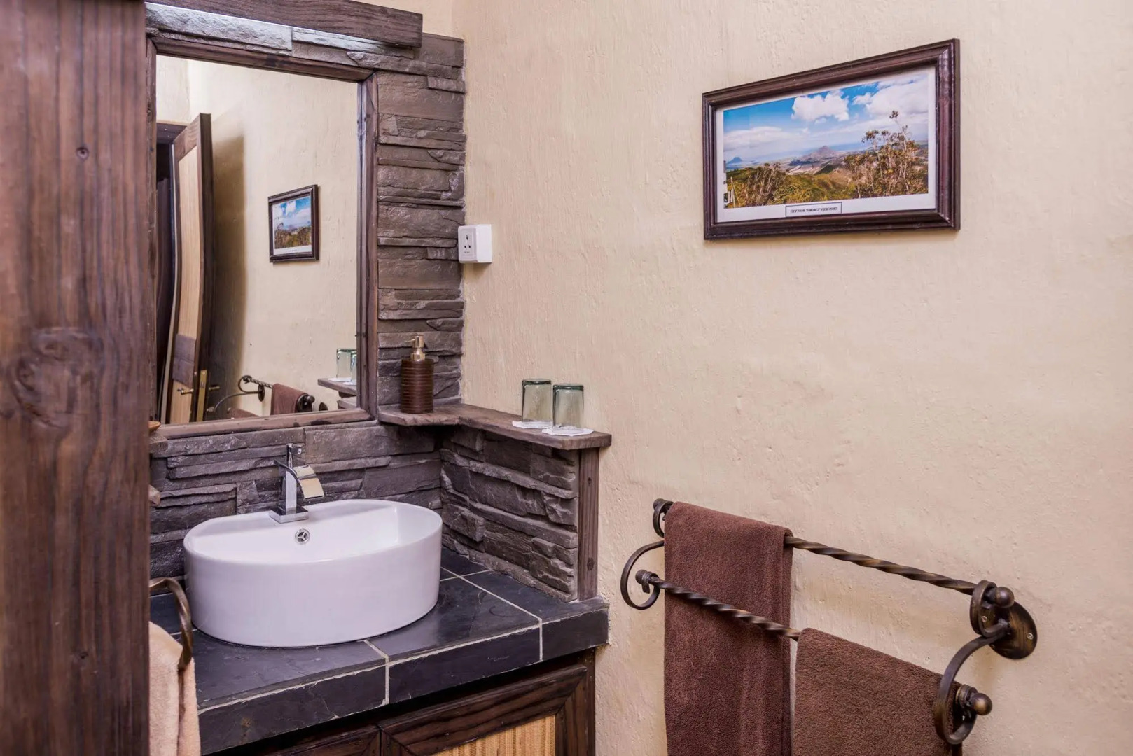 7 Cascades Restaurant Bar & Lodges