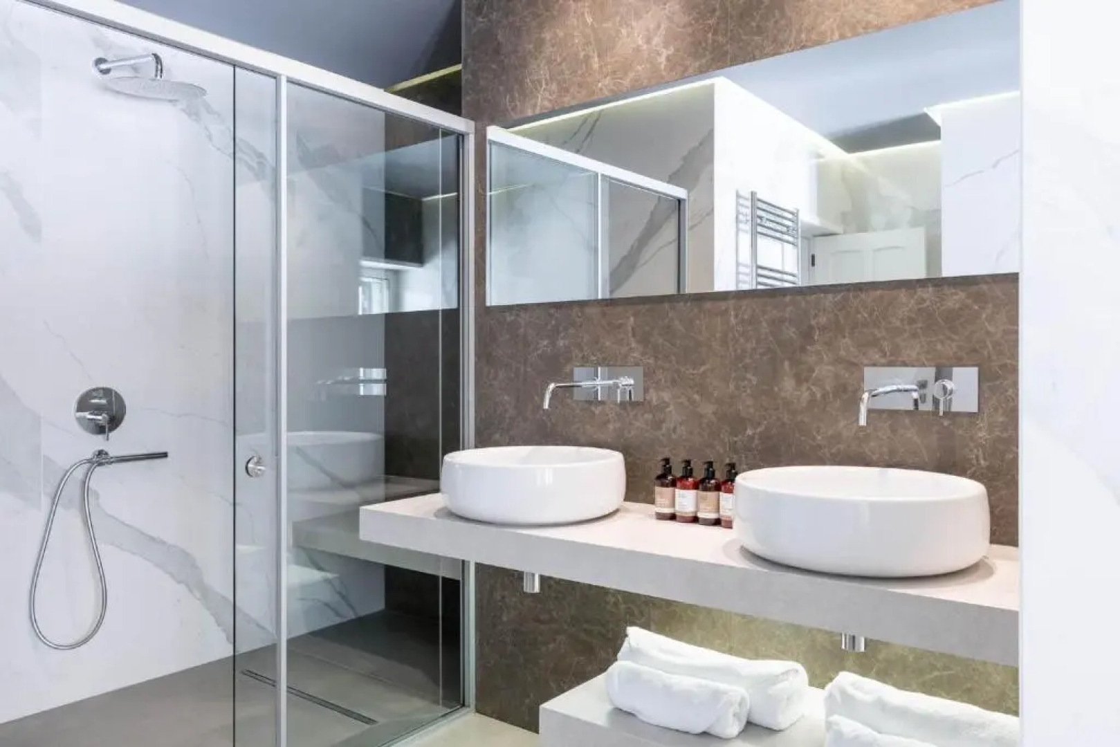 Luxurious 4 bedroom villa Xris with infinity pool and beach access