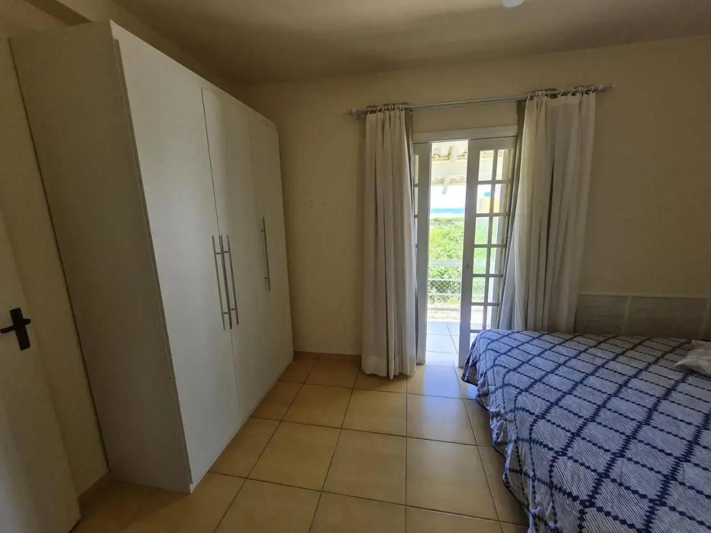 Ampla casa com 5 quartos e vista para o mar