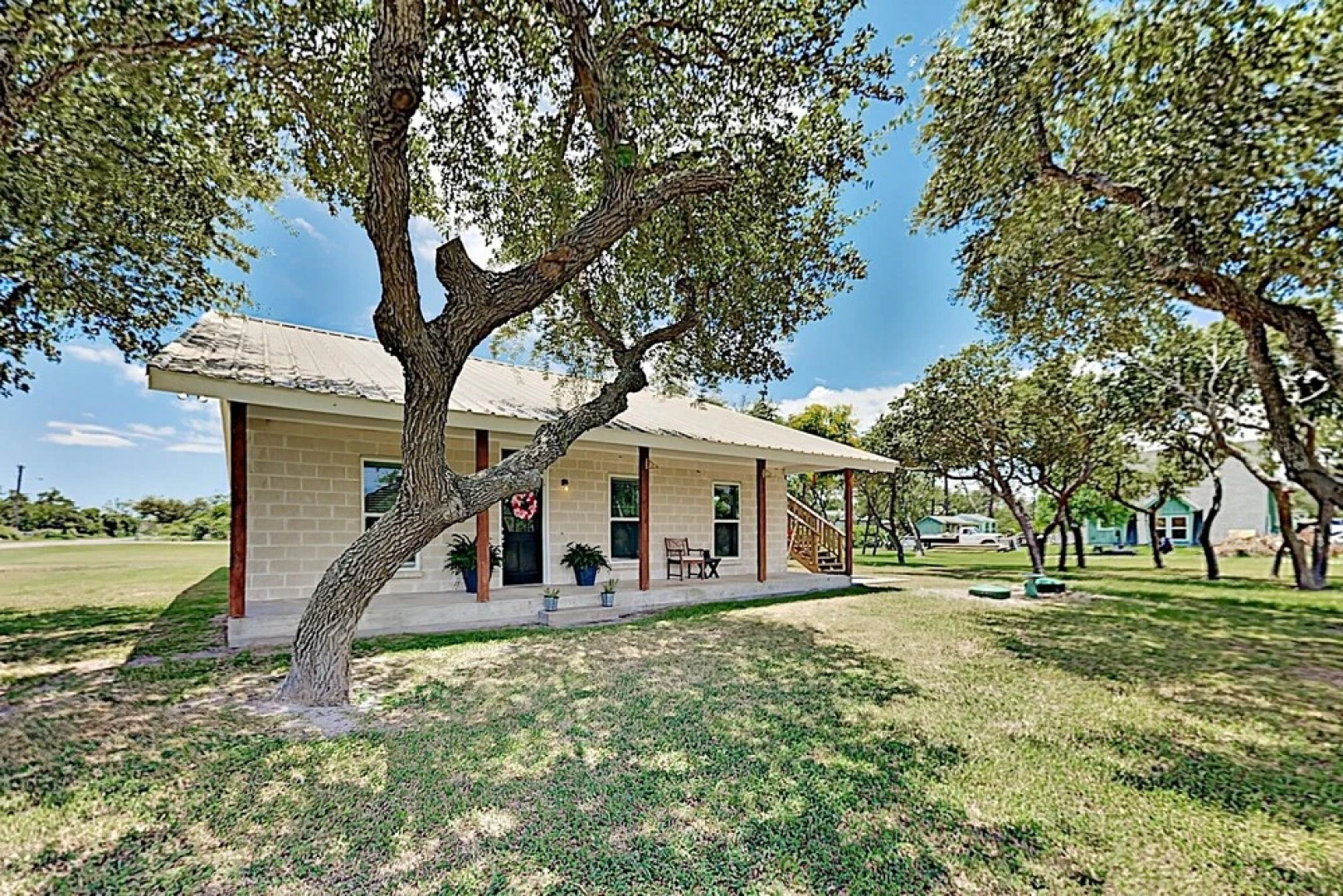 Deluxe Getaway: Big Corner Lot, Great Locale! 3 Bedroom Home