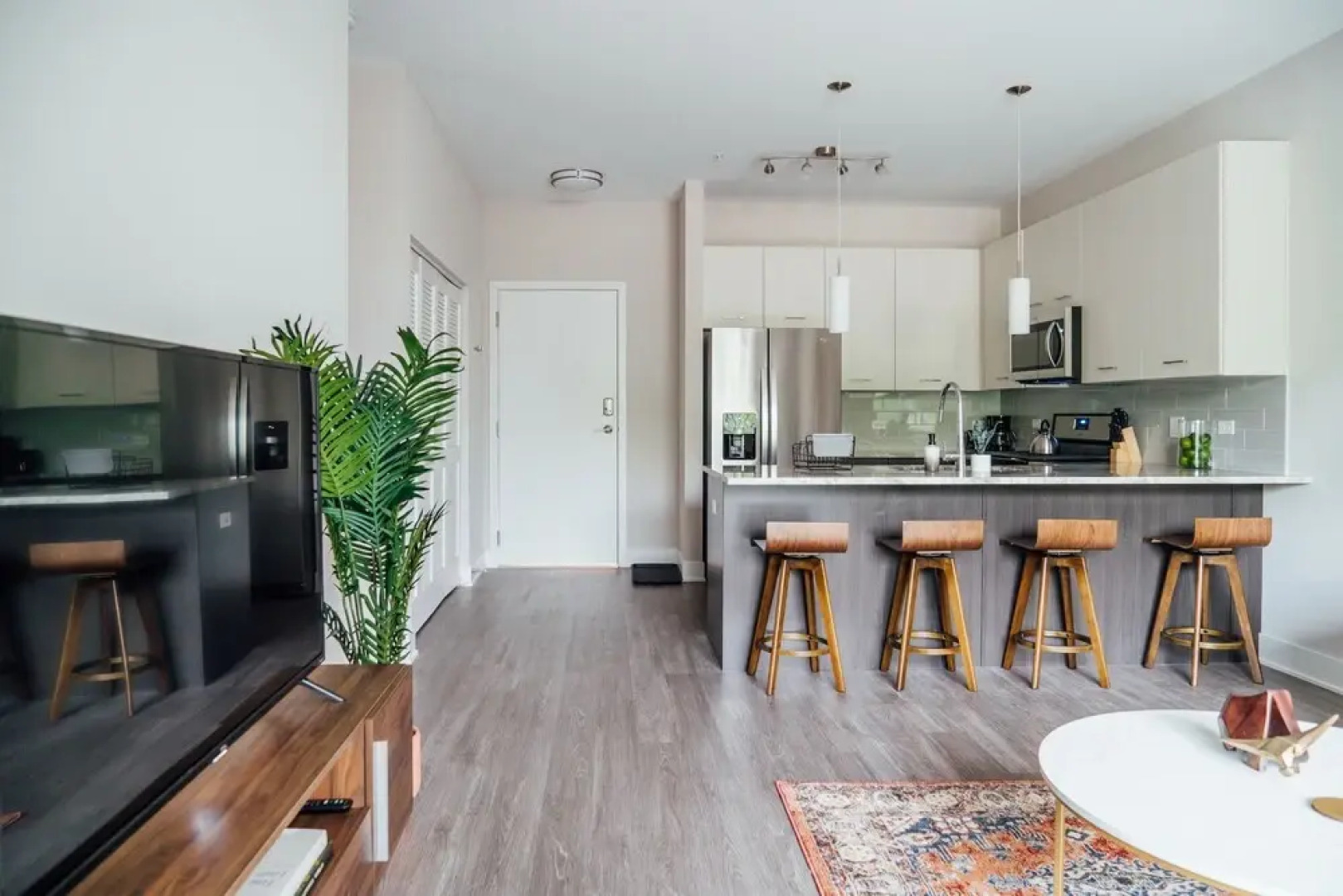 Bright Stylish 2BR Apt in Oak Brook