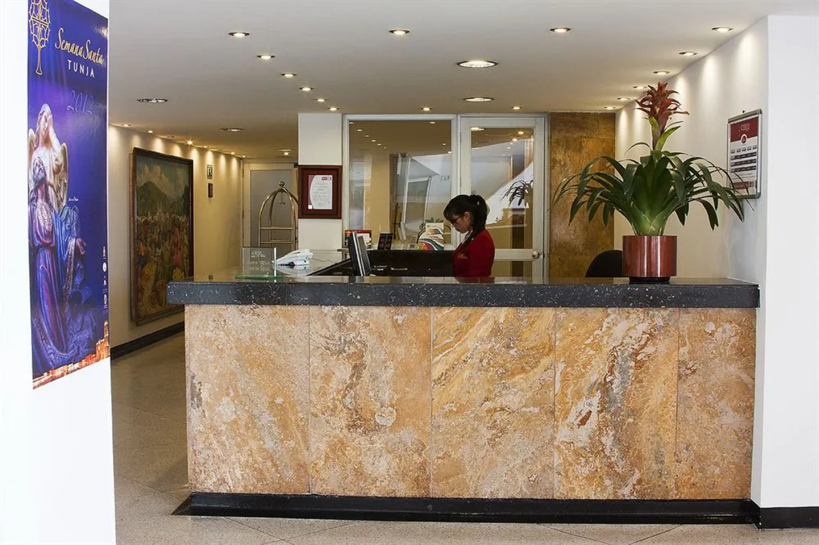 Hotel Hunza Y Centro De Convenciones