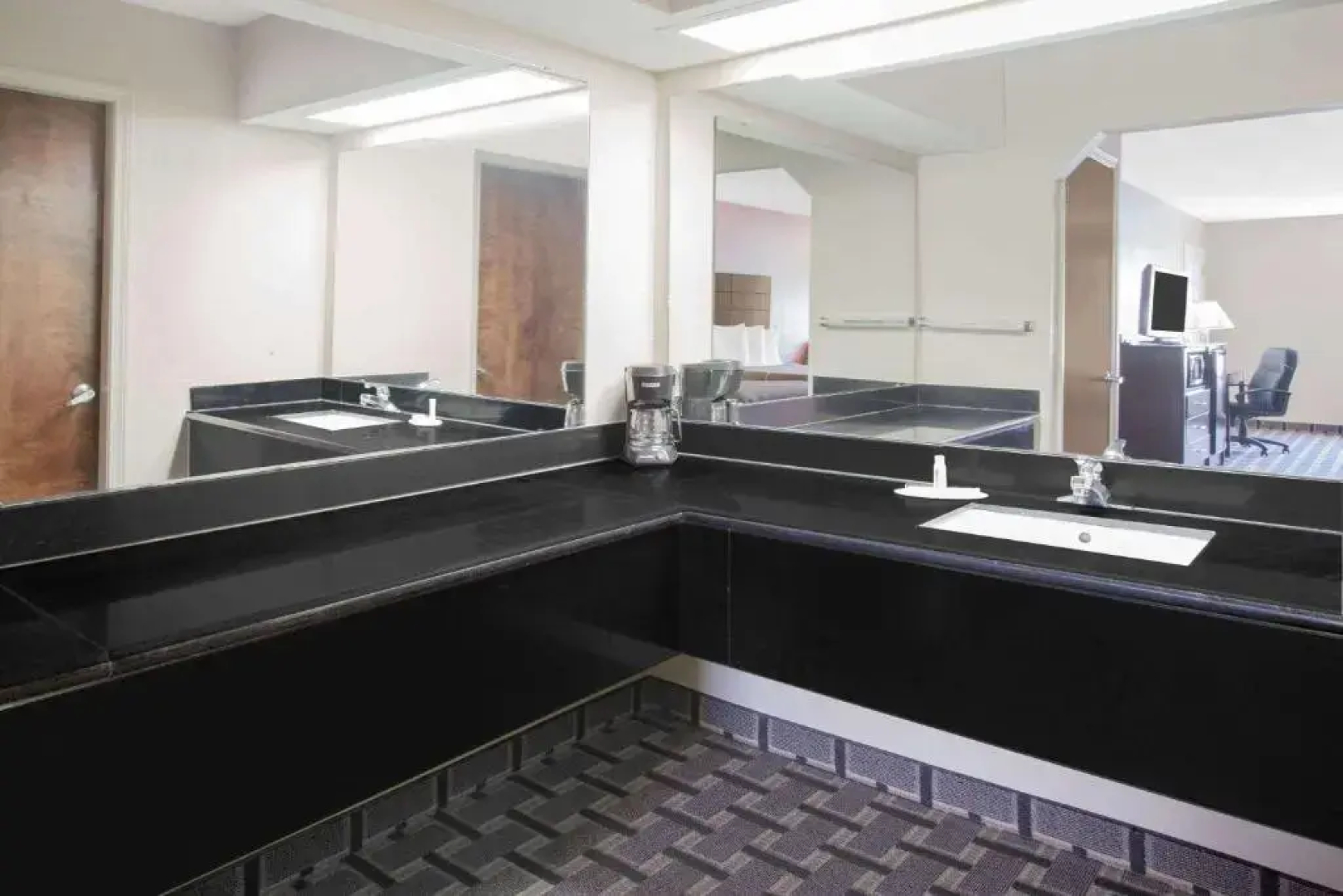 Days Inn & Suites Pine Bluff