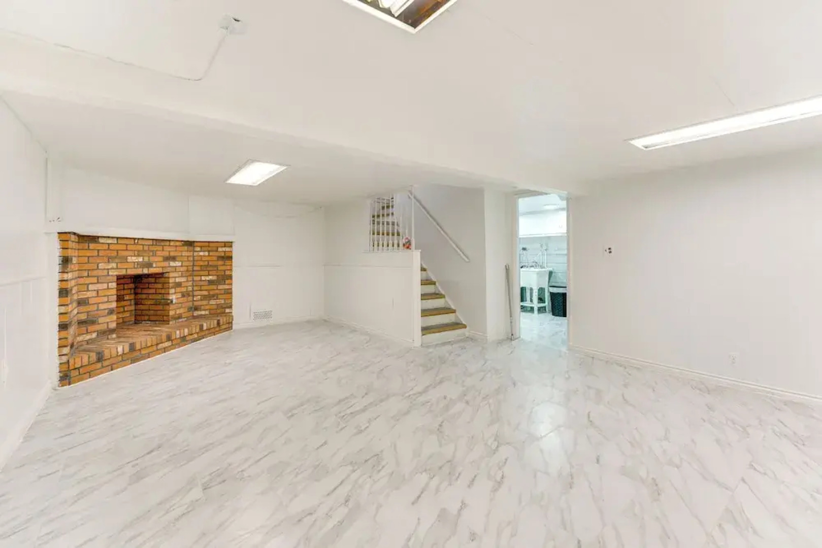 13 Mi to Downtown Detroit: Bright Home