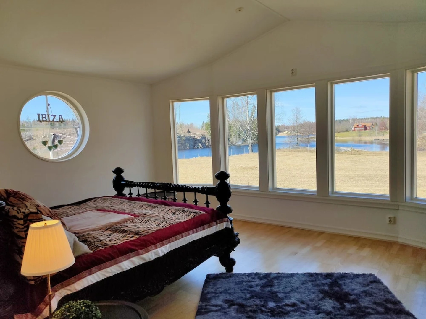 Charming 2-bed House at the Lake Close Gustavsfors