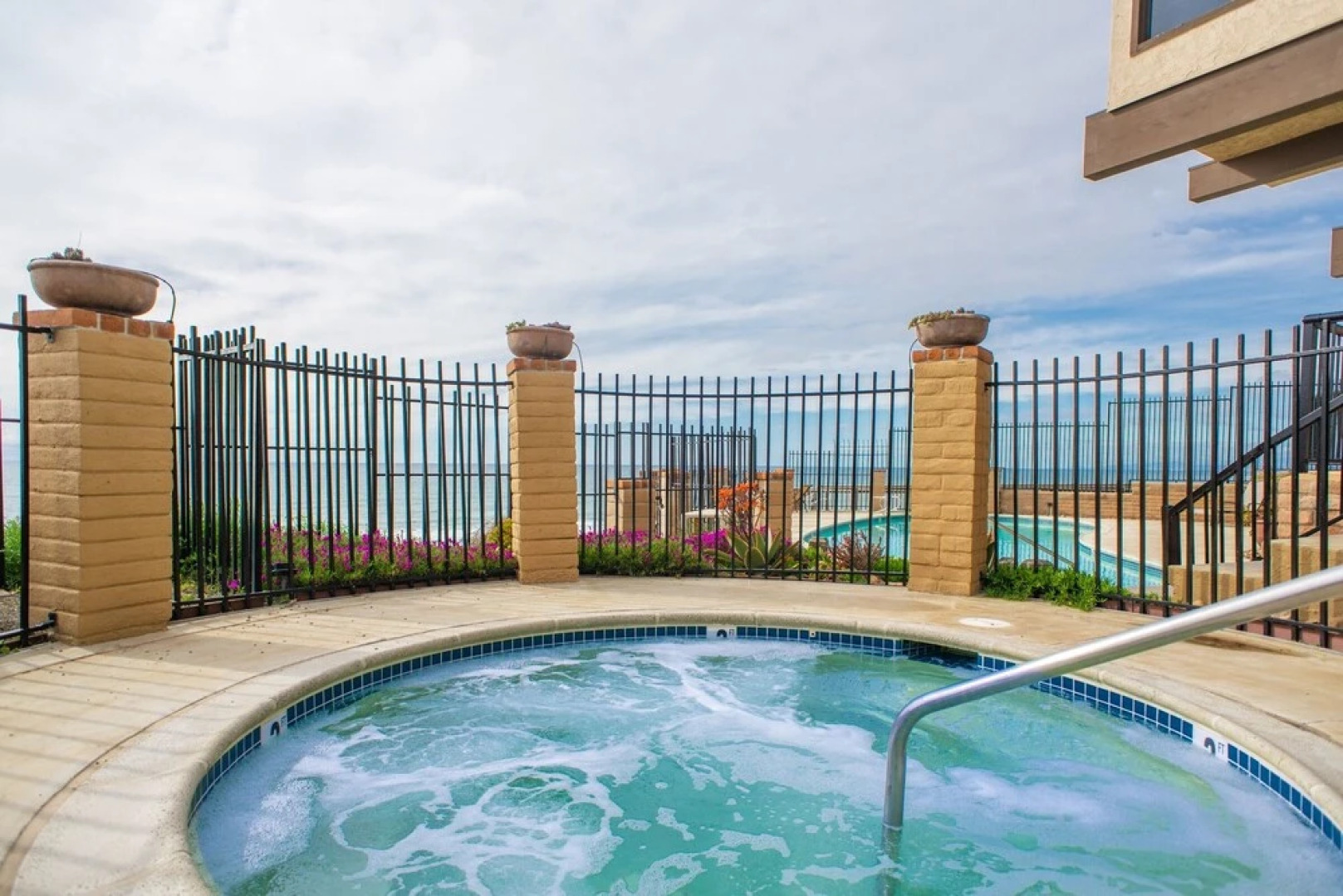 Oceanfront 1 bedroom, Pool, Spa, Beach Access by RedAwning