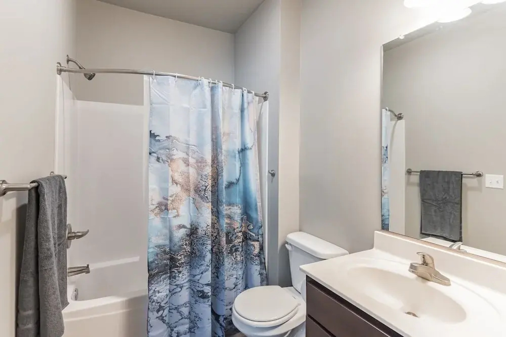 Spacious 2BR Suite W/patio Near Iowa State