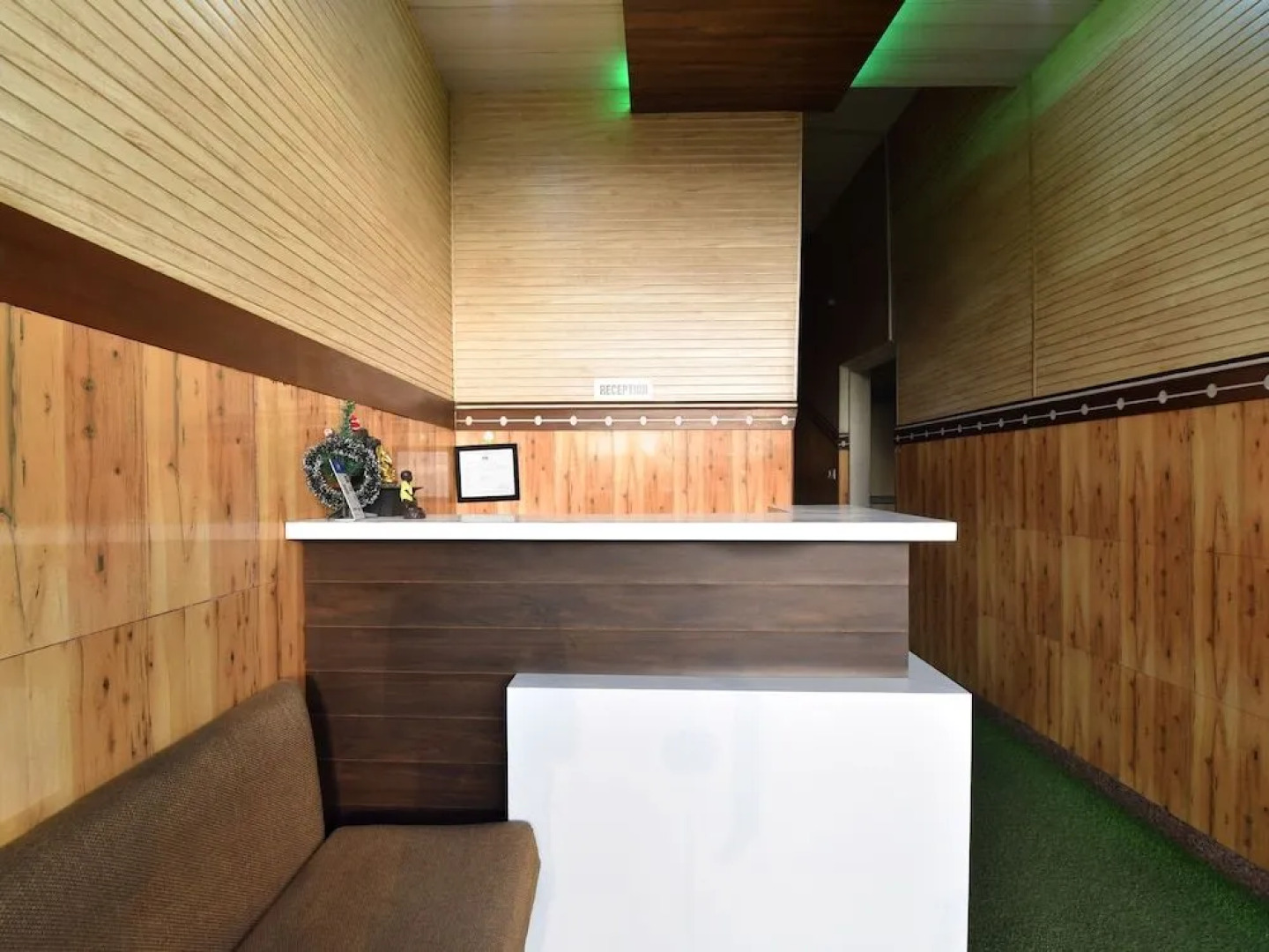 Oyo 28322 Hotel Paradise