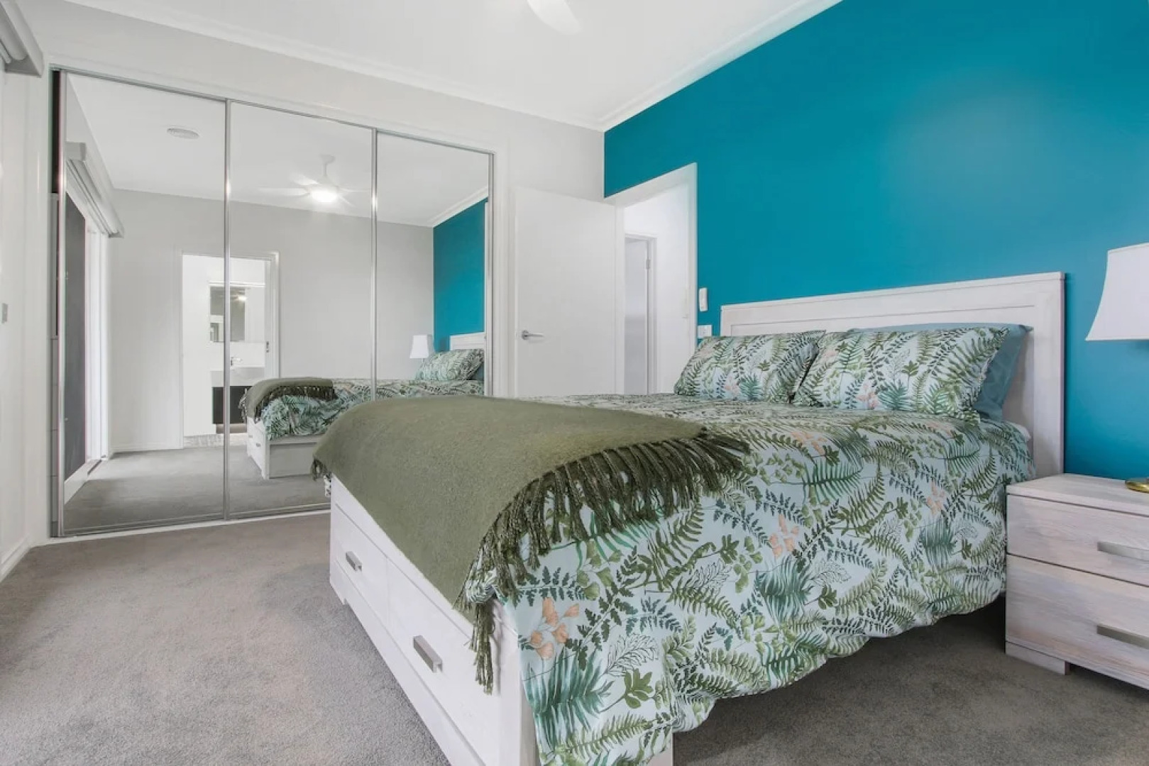 The Apartment, Metung