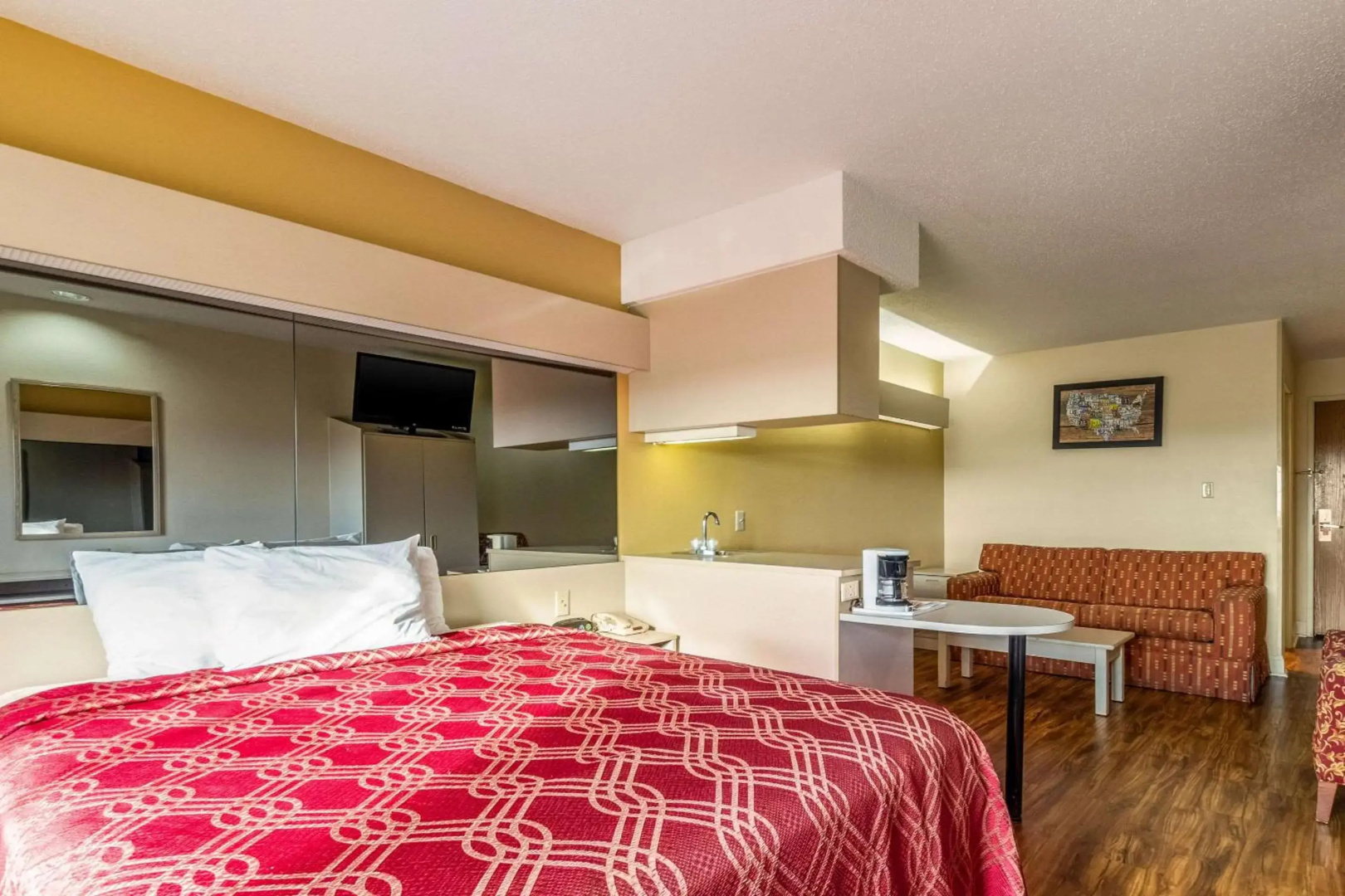 Econo Lodge Inn & Suites Evansville East