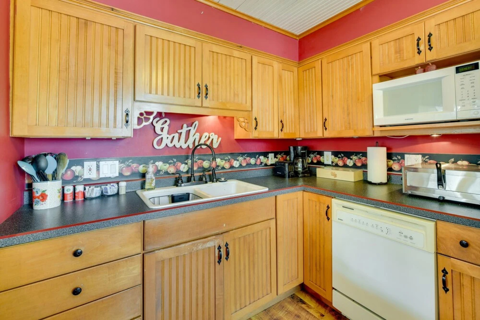 Lakefront Wisconsin Home - Deck, Fire Pit & Kayaks