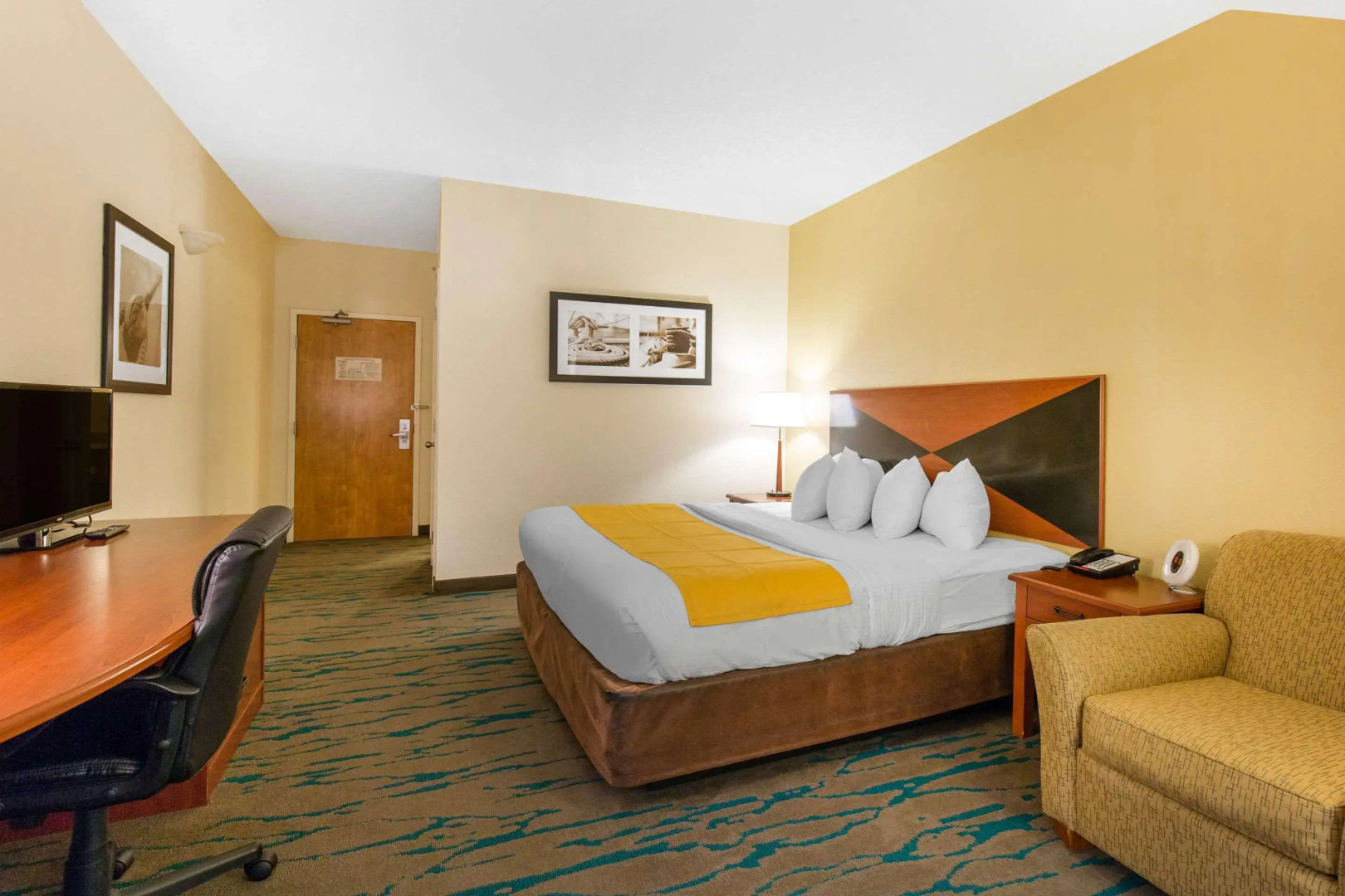 Gateway Hotel & Suites, an Ascend Collection Hotel