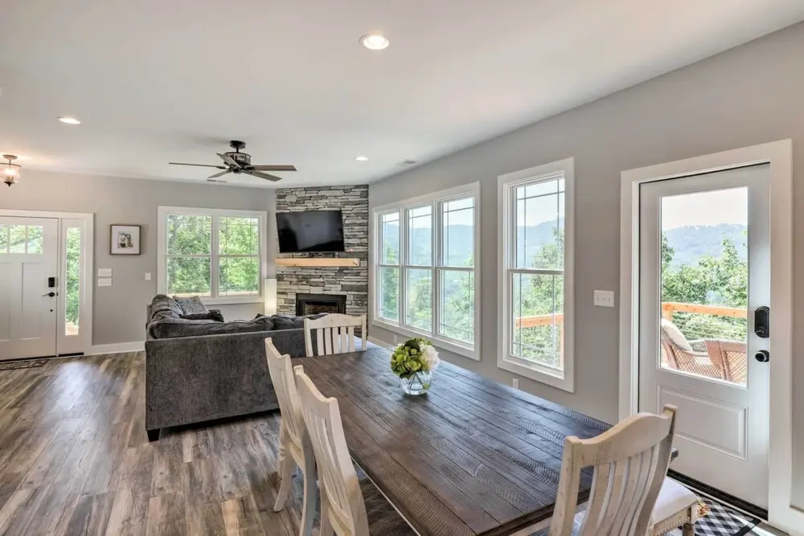 Escape w/ Hot Tub, Mtn Views: 5 Mi to Urban Trail