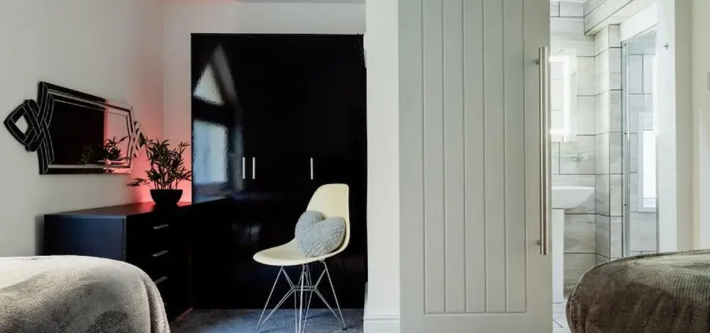 Sandybanks - Stylish apartment on Torquay promenade