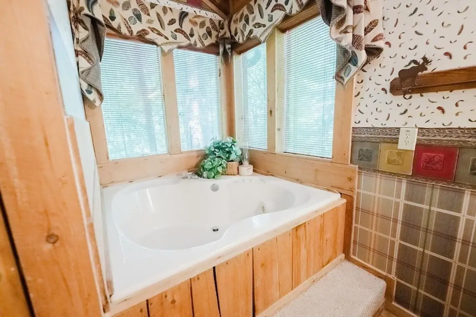 Big Kahuna Lodge 3 Bedroom Cabin by RedAwning