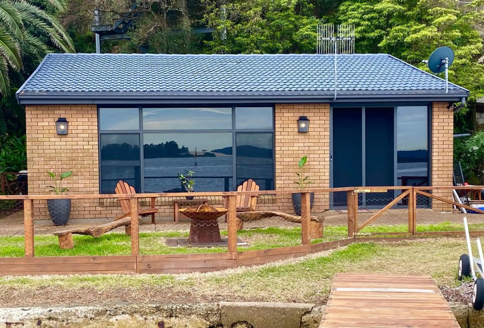 Serenity by the Lake - Romantic Waterfront Couple's Getaway