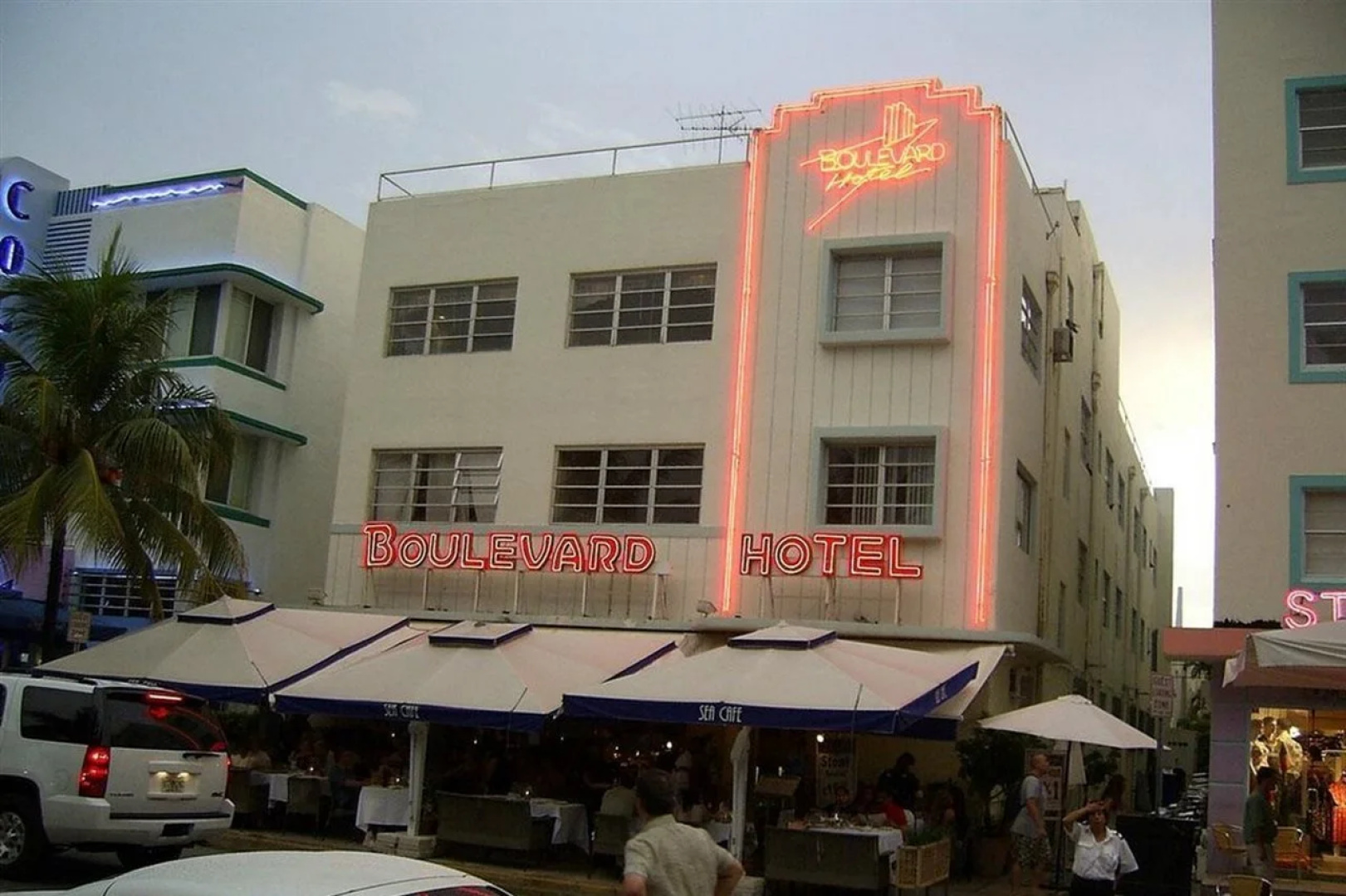 Boulevard Hotel