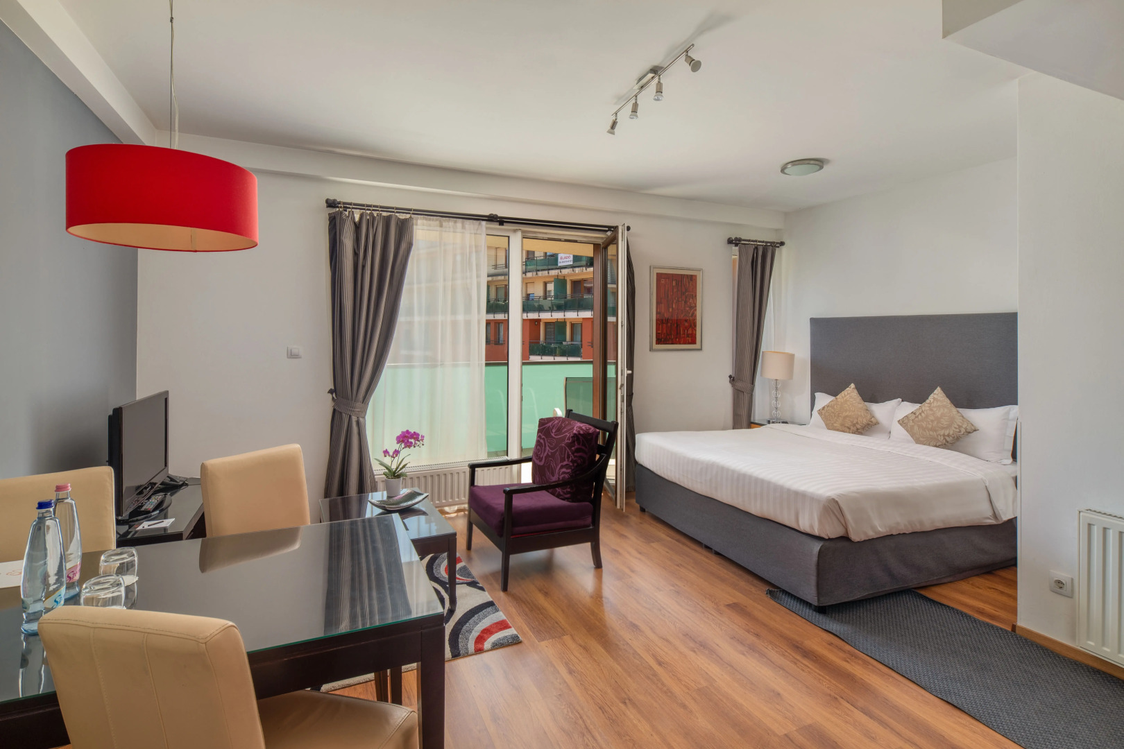 Escala Hotel & Suites