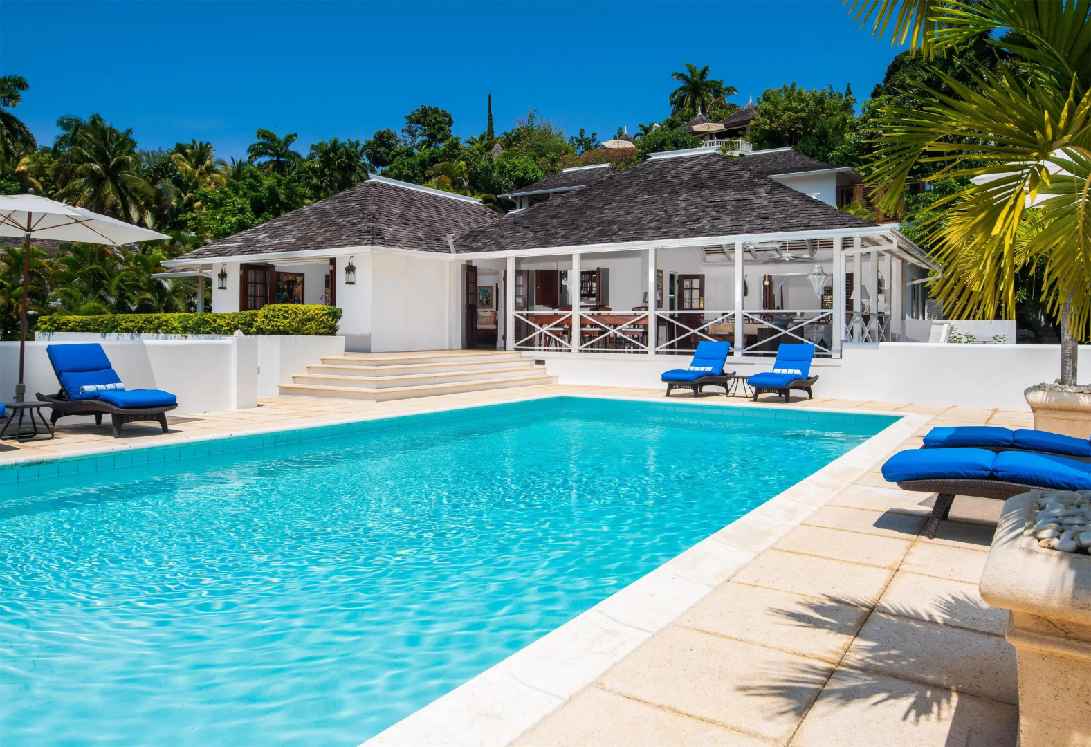 Round Hill Hotel And Villas