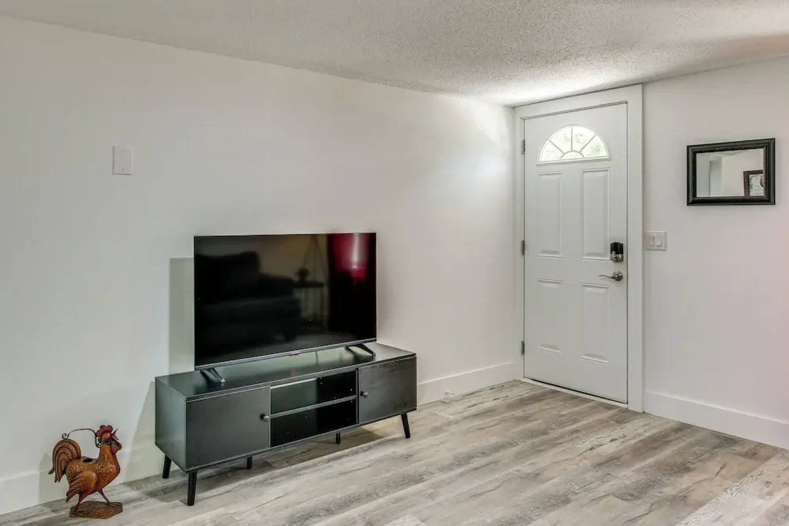 2 Mi to USC Campus: Peaceful Apartment w/ Yard