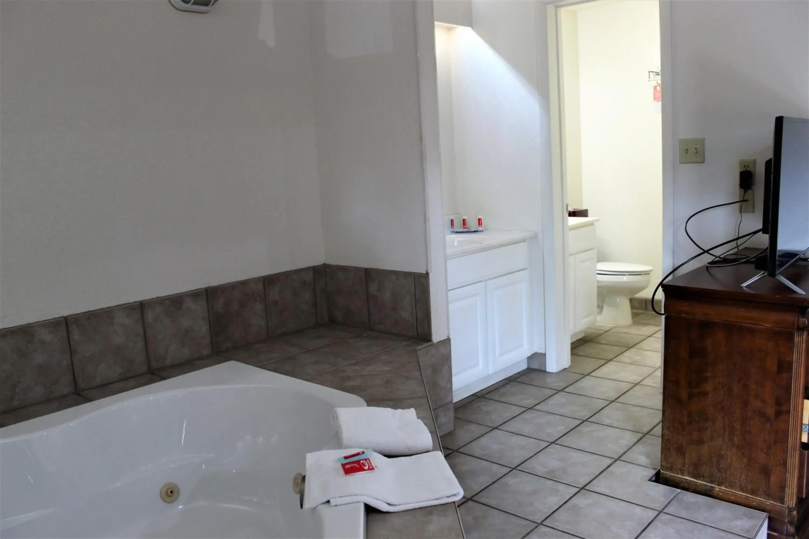 Econo Lodge Inn & Suites On The River