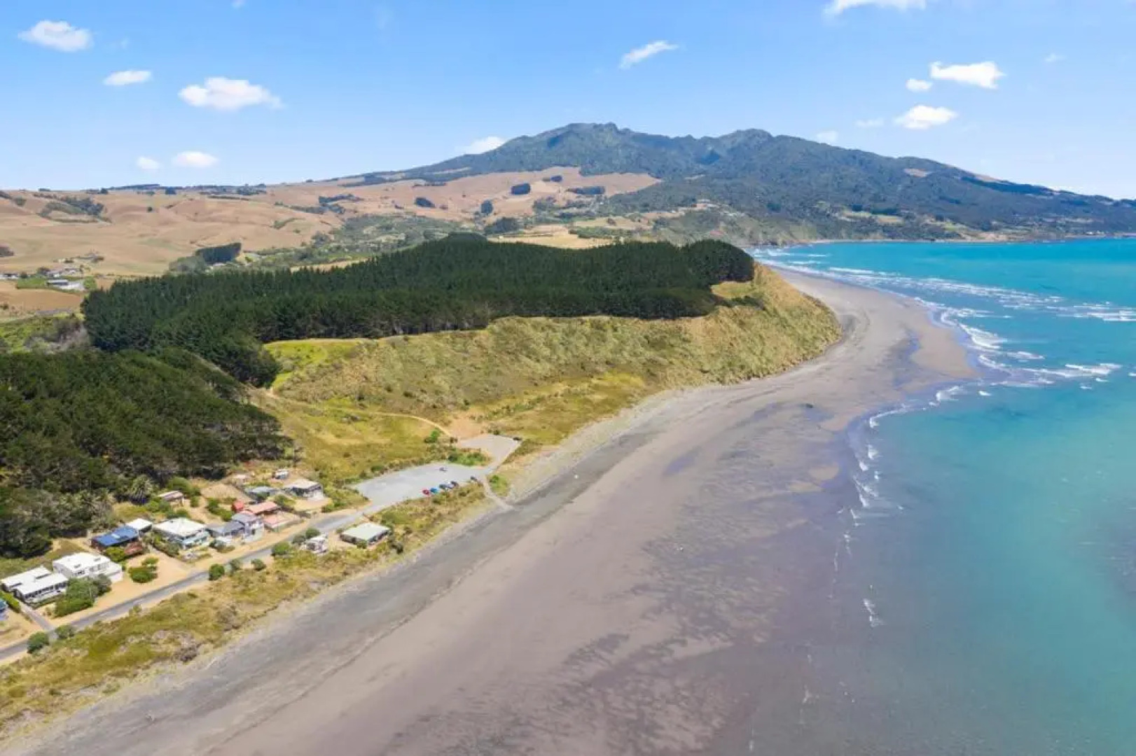 The Big Round Window - Raglan Holiday Home