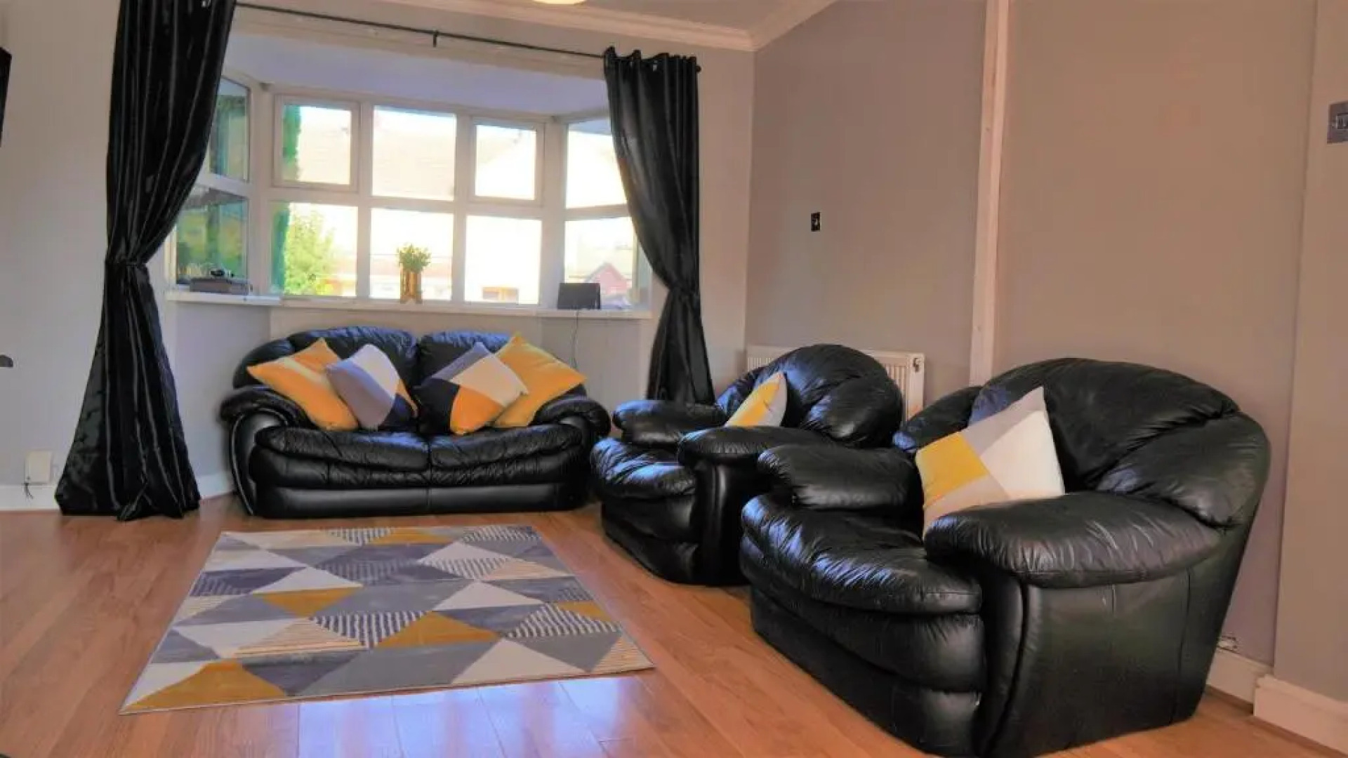 Spacious 3 bed house, great for FAMILIES and CONTRACTORS, sleeps 5 plus FREE Parking - Triumph Serviced Accommodation Wolverhampton