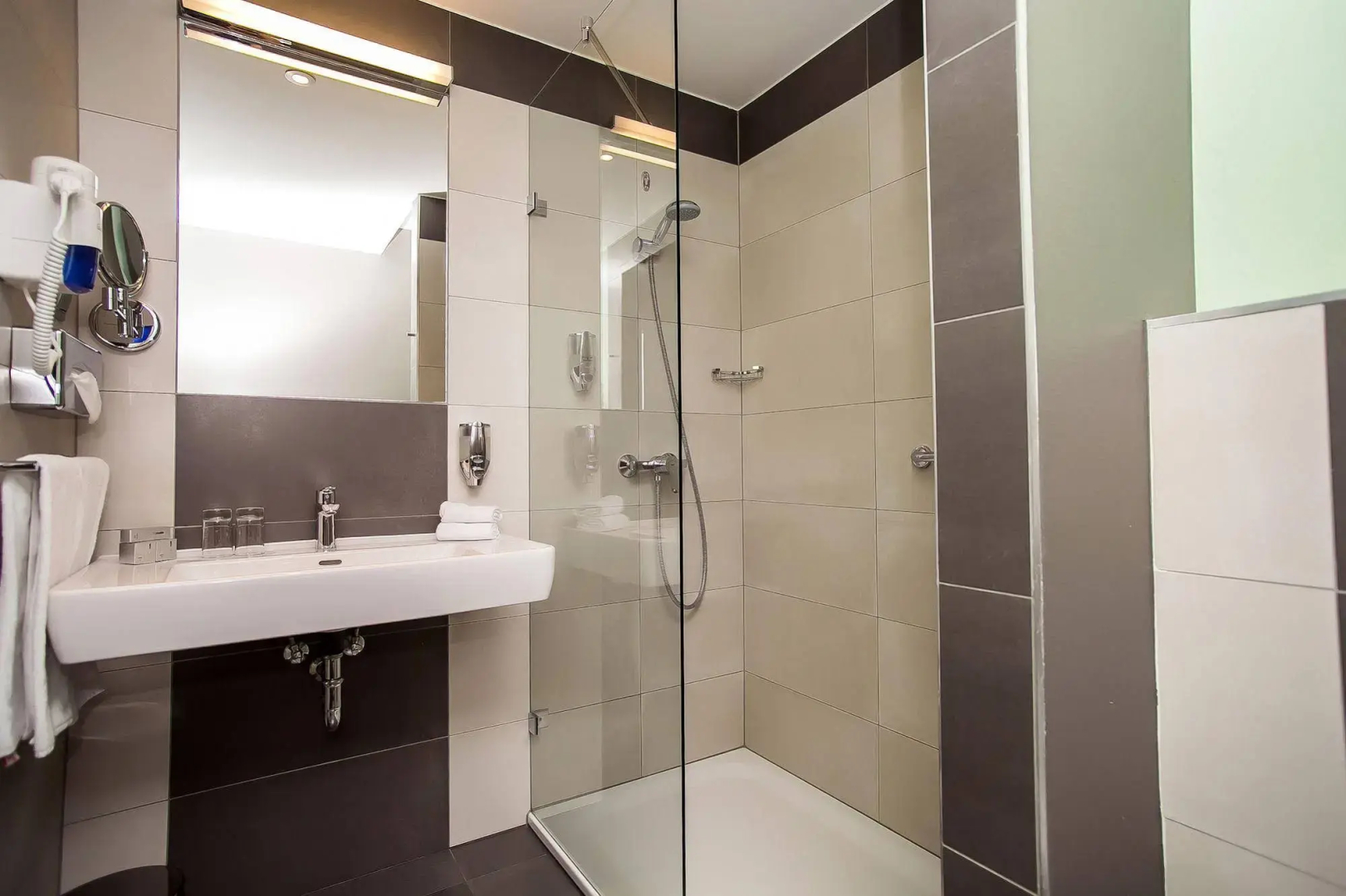 Best Western Plus Lakeside Hotel