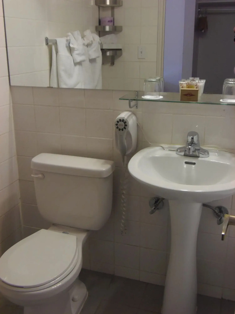 Rosslyn Inn and Suites