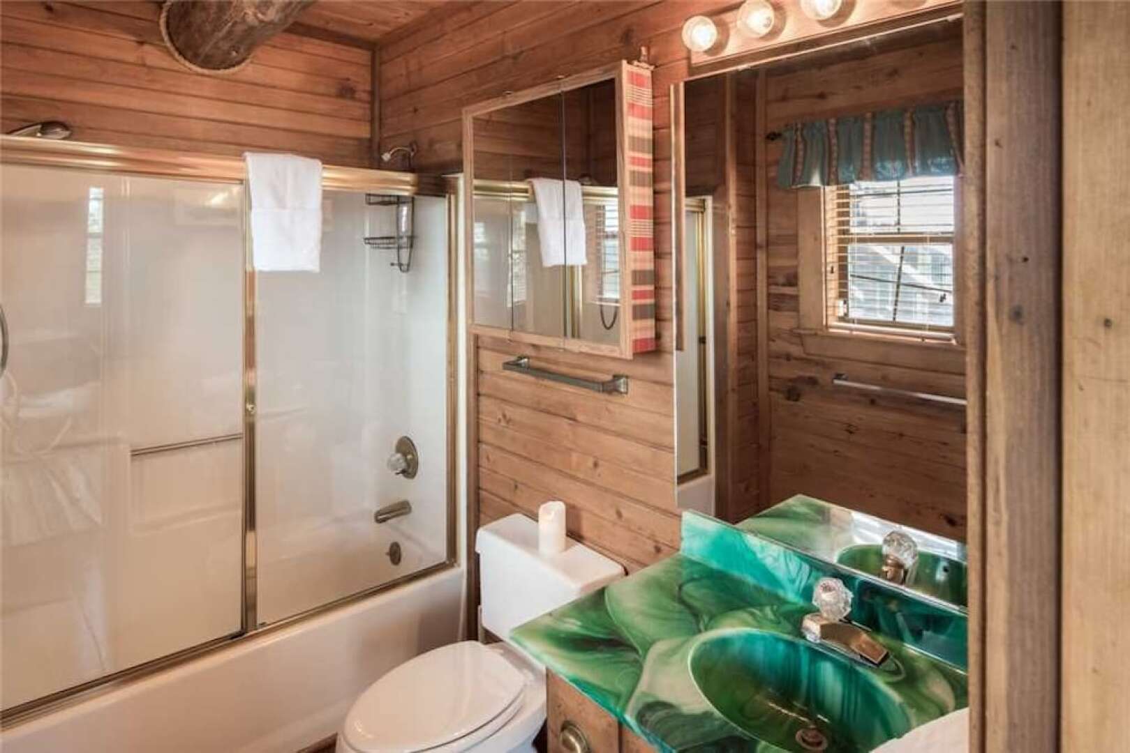 Buena Vida - Three Bedroom Cabin with Hot Tub